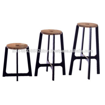 Knock Down Stools com acácia e base de metal